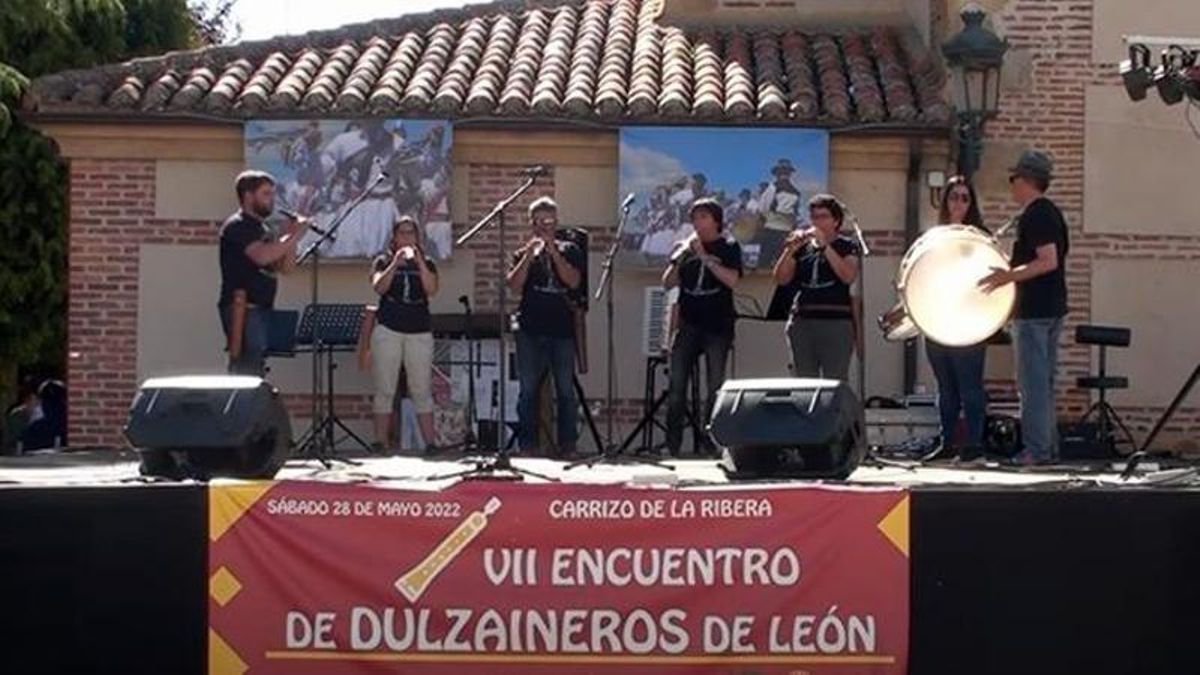 Una veintena de dulzaineros se dan cita en Vallecillo, que se consagra como capital de la música tradicional leonesa