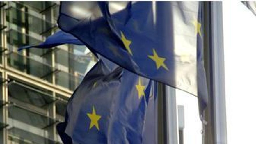 Bandera de la UE y sede de la UE