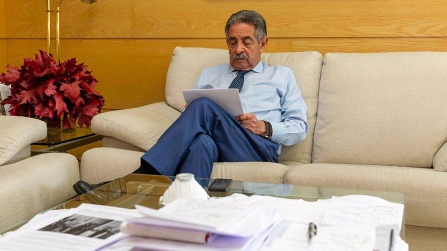 El presidente Revilla en su despacho de la sede del Gobierno de Cantabria | ARCHIVO