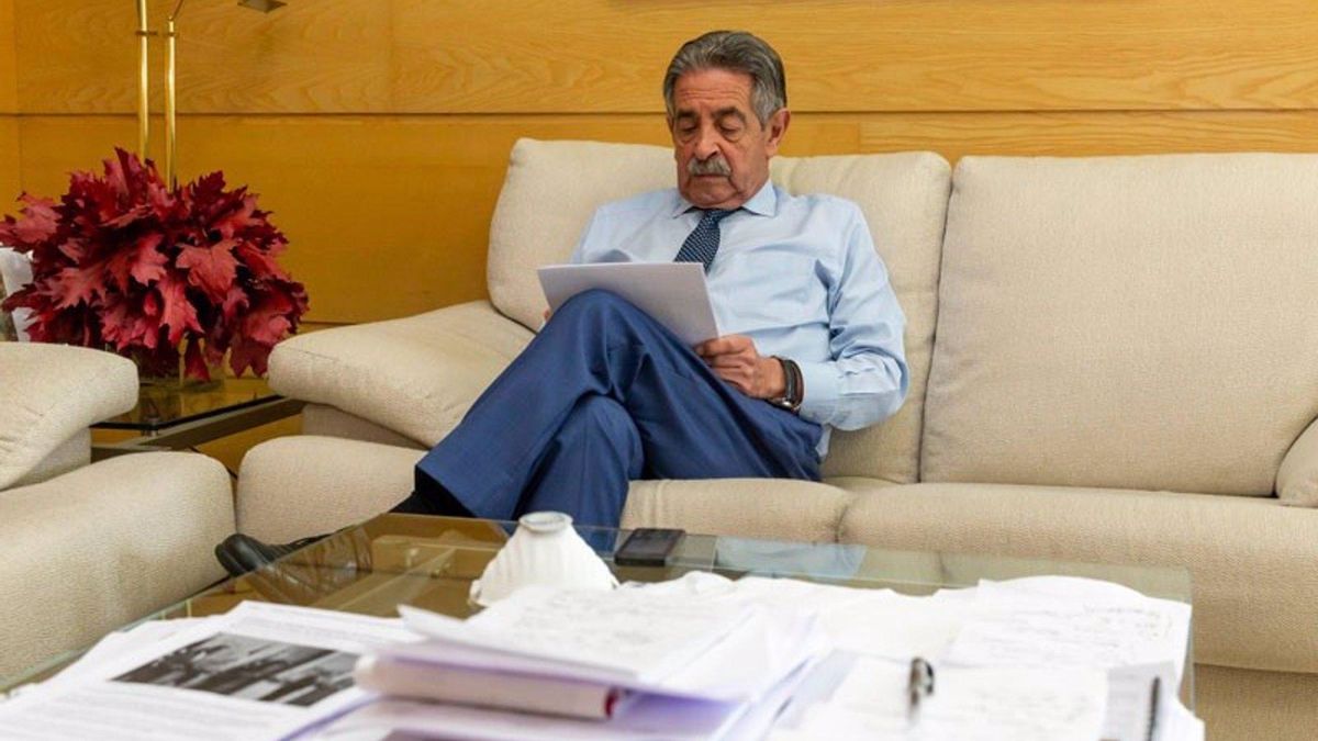 El presidente Revilla en su despacho de la sede del Gobierno de Cantabria | ARCHIVO
