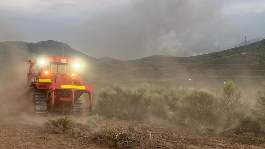 En plena hora de siesta o piscina, se declaró en Casas Miravete el fuego que amenaza Monfragüe