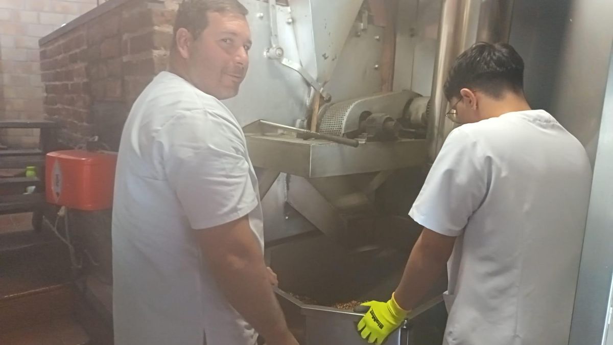 Jesús, izquierda, lleva ya 14 años trabajando en el molino. Álvaro Morales.