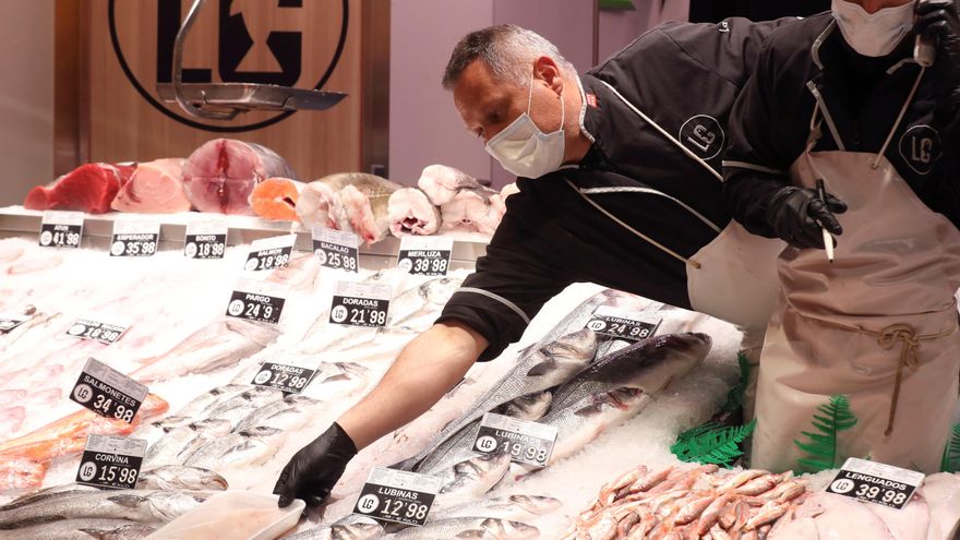 Un 'cheque' de hasta 12.000 euros, un 4% más de pensión o una fórmula mixta: las propuestas para atrasar la jubilación