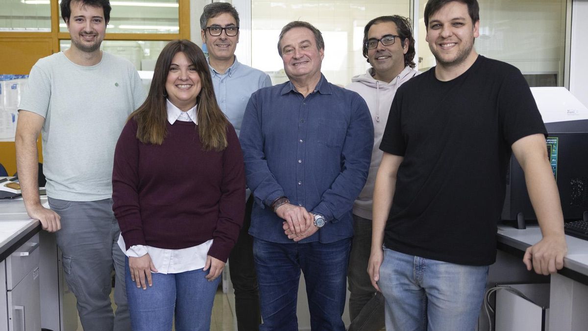 Gorka Pereira, Marta Moreno, Ivan Manuel, Rafael Rodriguez-PuertasAlberto Llorente, Jonatan Martinez, en el laboratorio del departamento.
