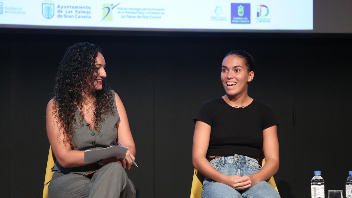La periodista Jennifer Jiménez y la surfista Lucía Machado.