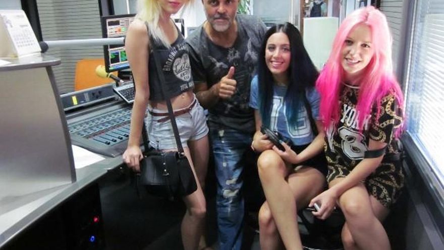 José Manuel Mures con las componentes del grupo Sweet California.