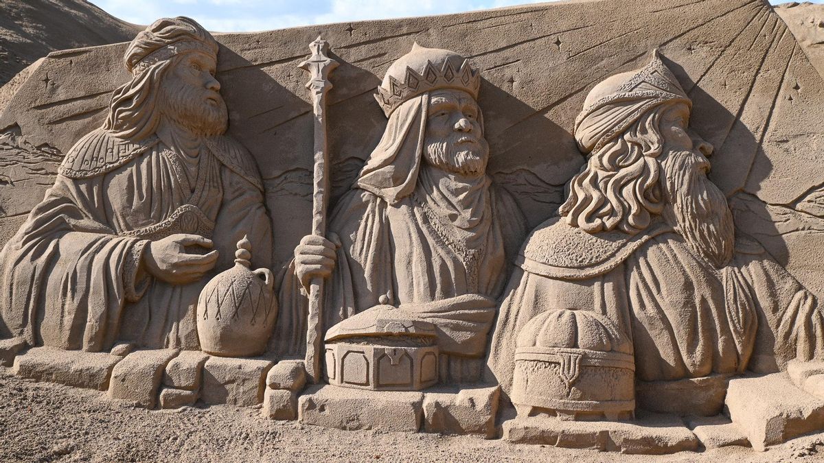 Que el Belén de Arena de Las Canteras siga en pie pese a la borrasca Emilia "no es un milagro, sino fruto del esfuerzo"