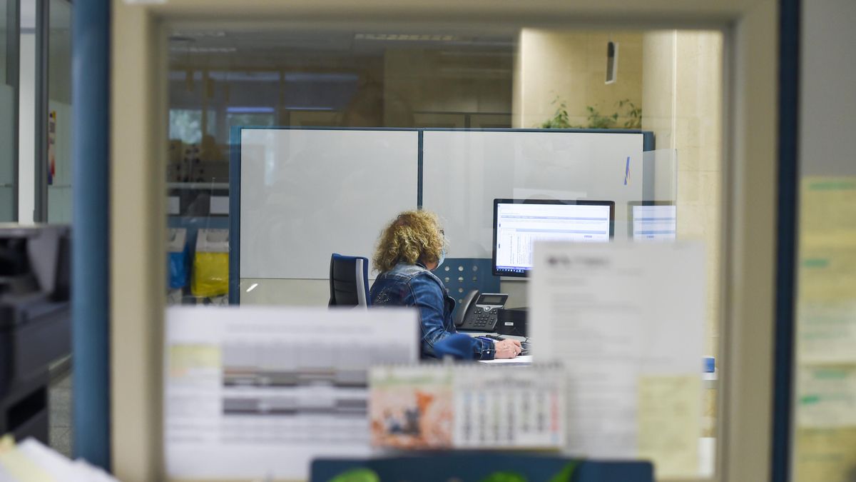 Una empleada pública durante su jornada laboral.