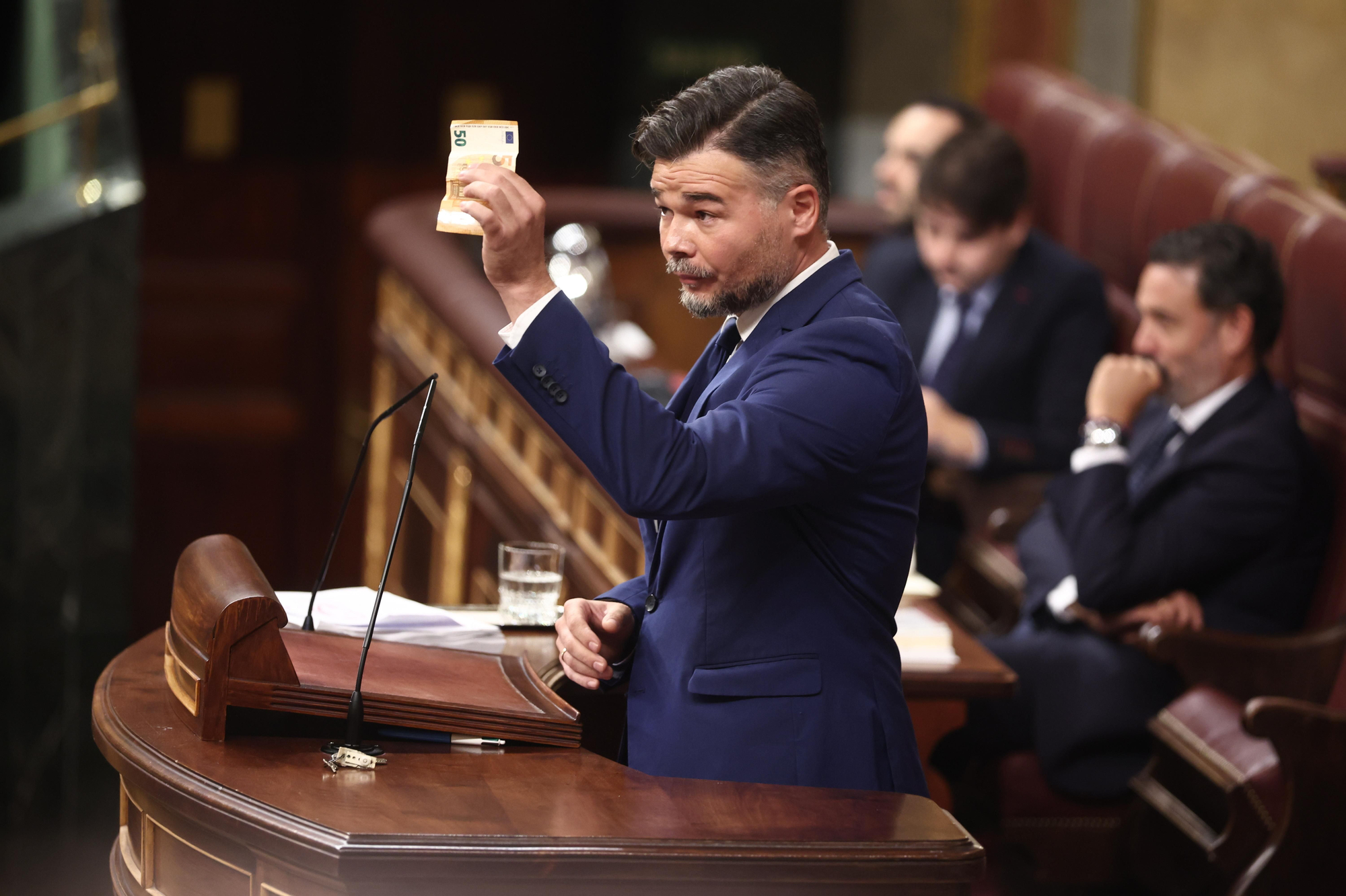 Rufián enseña un billete de 50 euros y lo presenta como la "bandera" de Junts en el pleno del viernes.