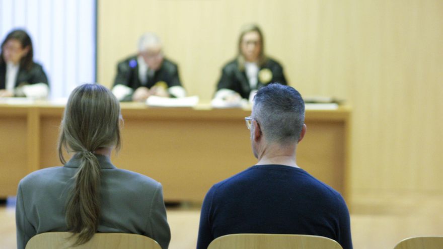 Dos policías de Gijón acusados de una detención ilegal piden en el juicio la condena de la víctima por resistencia