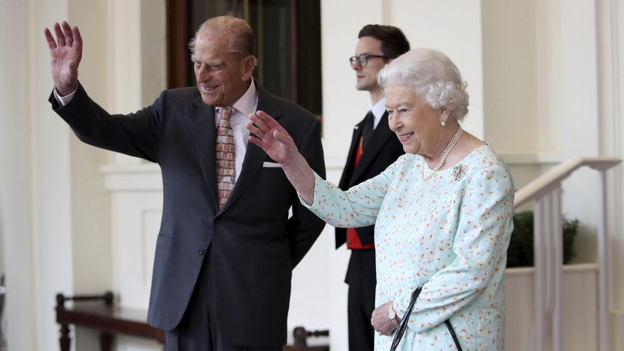La reina Isabel II de Inglaterra (d) y el duque Felipe de Edimburgo. EFE/STRINGER / POOL/Archivo