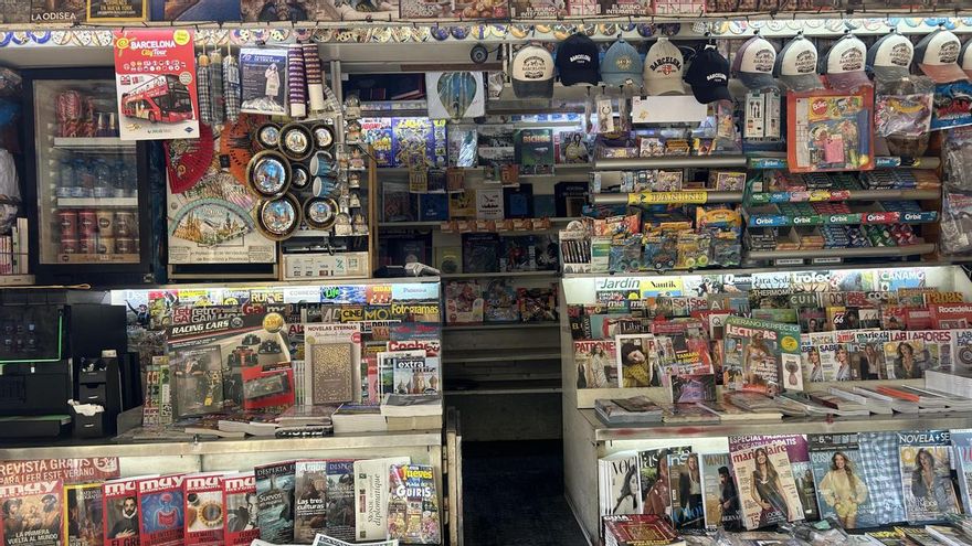 El café de especialidad y los 'souvenirs' desbancan a la prensa en los quioscos: “Vendo lo que la gente compra”