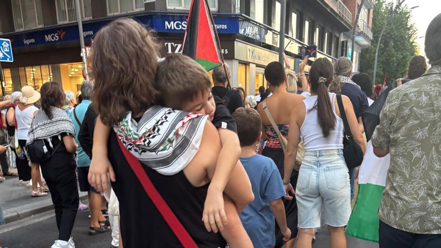 Una manifestante con su hijo dormido en los brazos