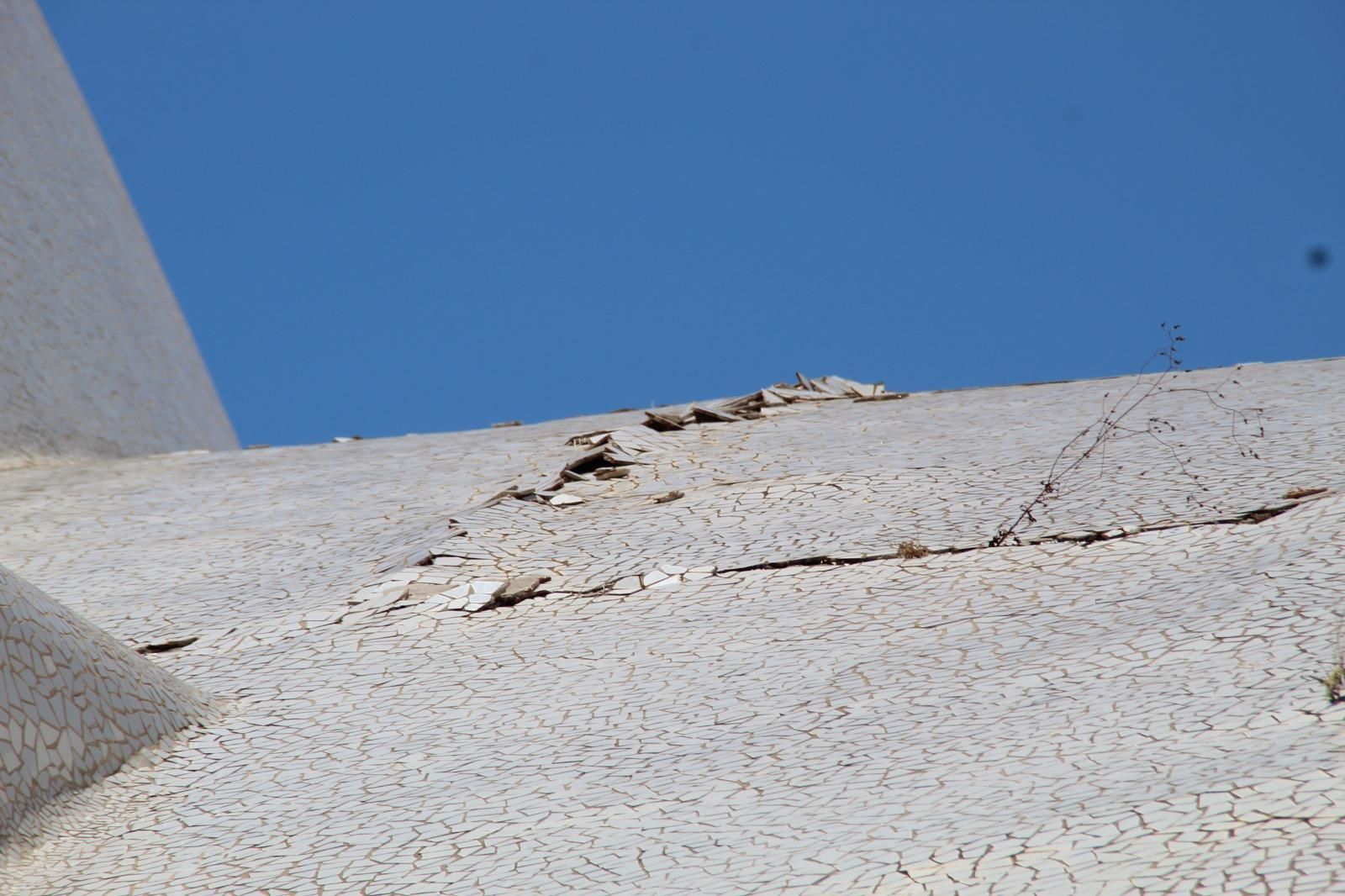 Estado del Auditorio de Tenerife, con desperfectos evidentes en su cubierta.