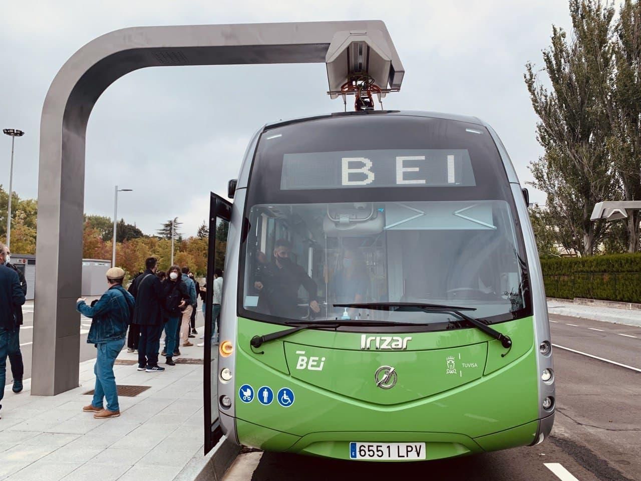 El BEI, enganchado al pantógrafo para una recarga rápida