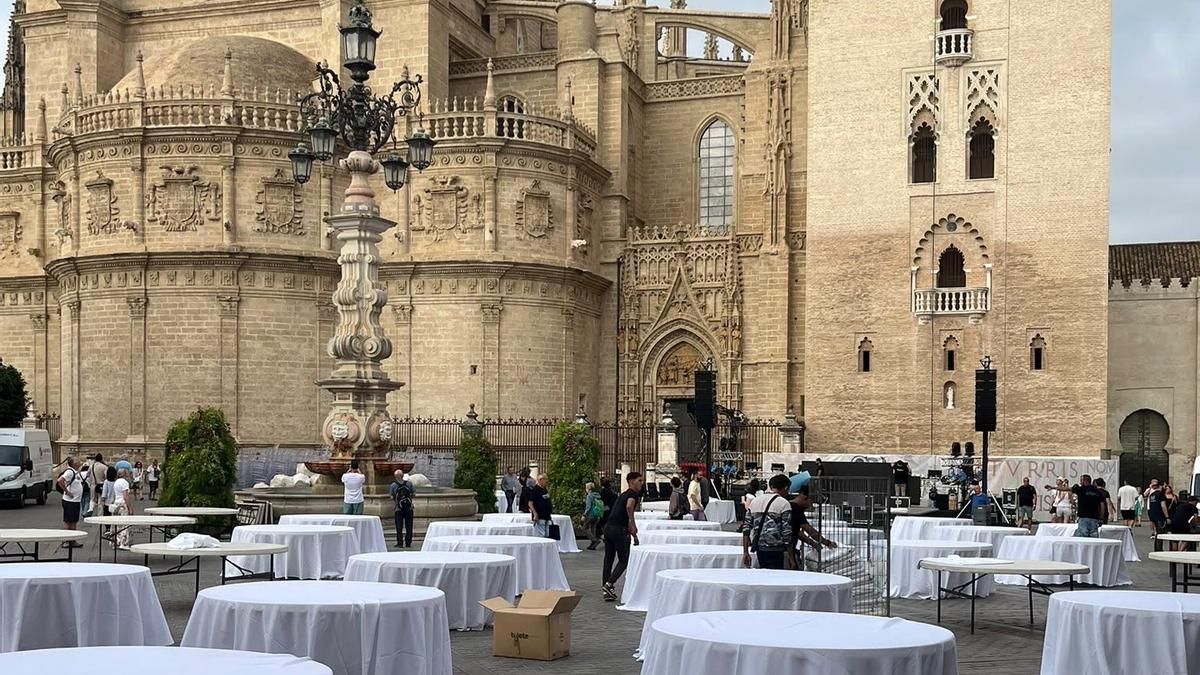 El Ayuntamiento cede la plaza de la Giralda a un empresario privado para una gala con Juanma Moreno de invitado