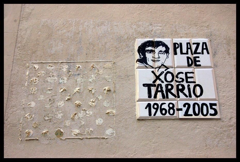 Placa colocada en 2009 con el nombre de Xosé Tarrío
