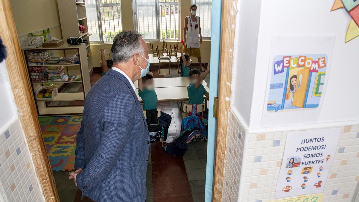 Visita a un colegio de Ángel Víctor Torres.