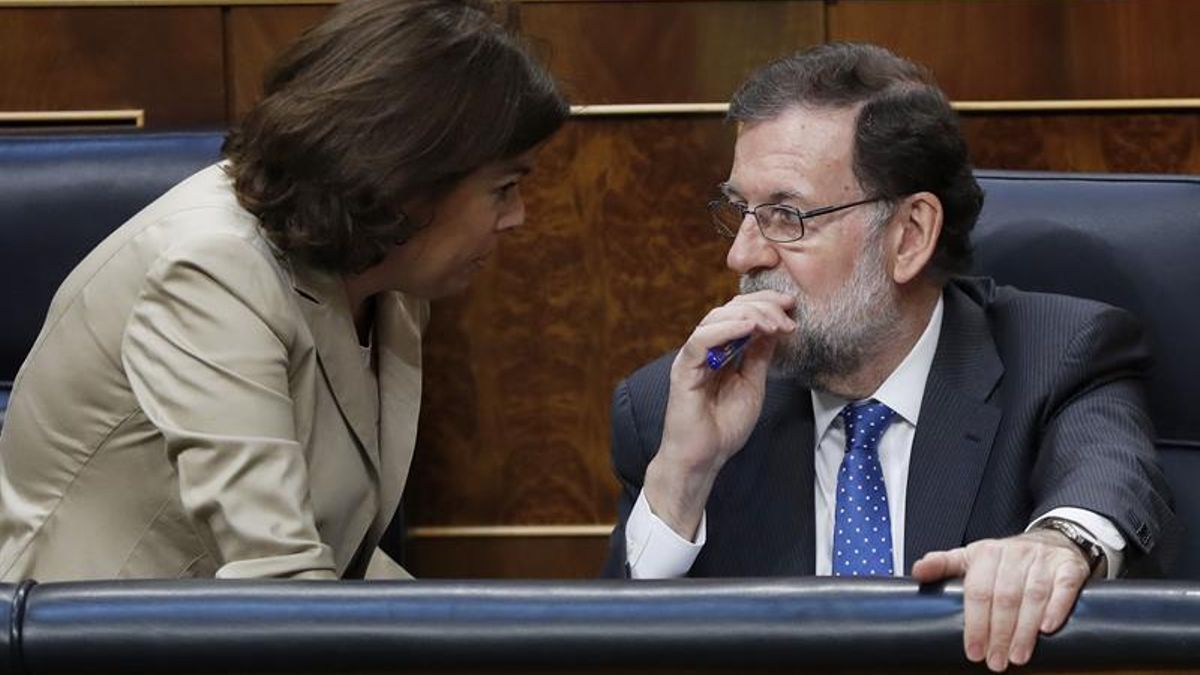 El presidente del Gobierno, Mariano Rajoy, conversa con la vicepresidenta del Gobierno, Soraya Saénz de Santamaría.