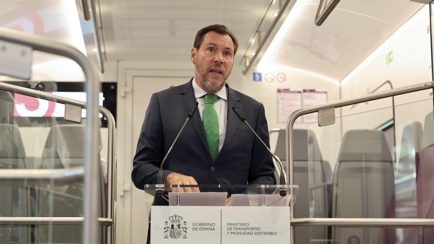 El ministro Óscar Puente desde el interior de un Cercanías