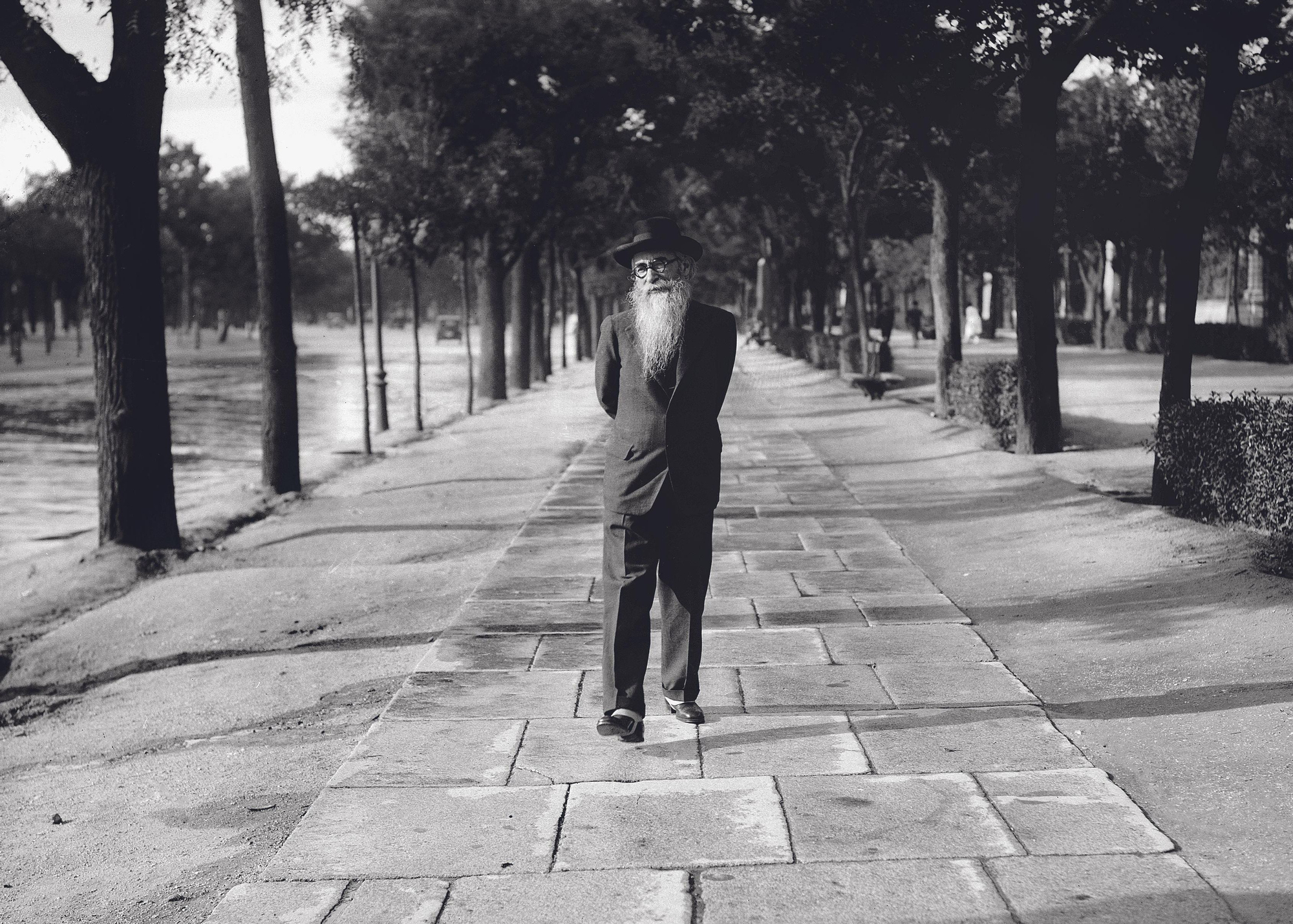 Ramon Maria del Valle Inclán paseando por Recoletos. Madrid 1930.