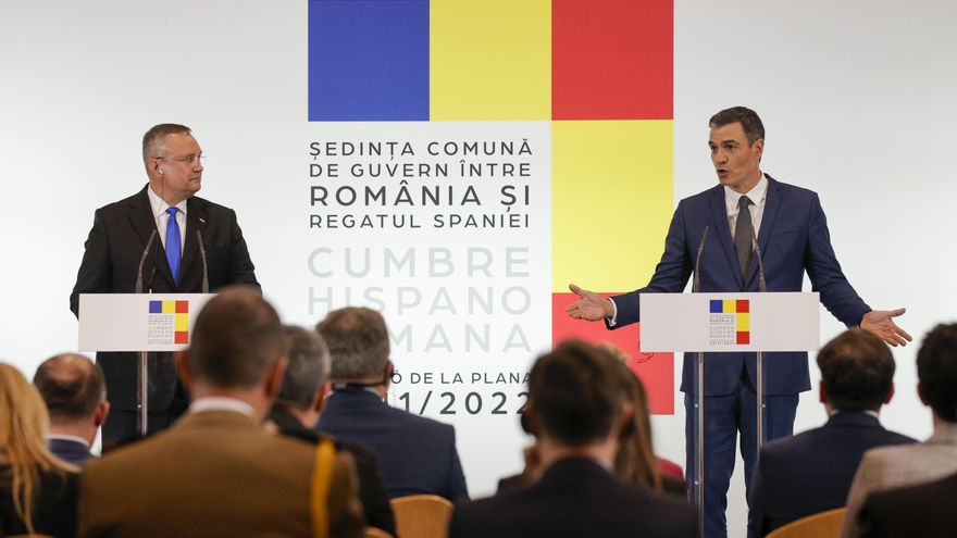 El presidente del Gobierno, Pedro Sánchez, y el primer ministro rumano, Nicolae Ciuca, presiden la primera cumbre bilateral con la que se inauguran este tipo de encuentros tras 140 años de relaciones diplomáticas y en la que la guerra en Ucrania será uno de los temas centrales. EFE/ Manuel Bruque