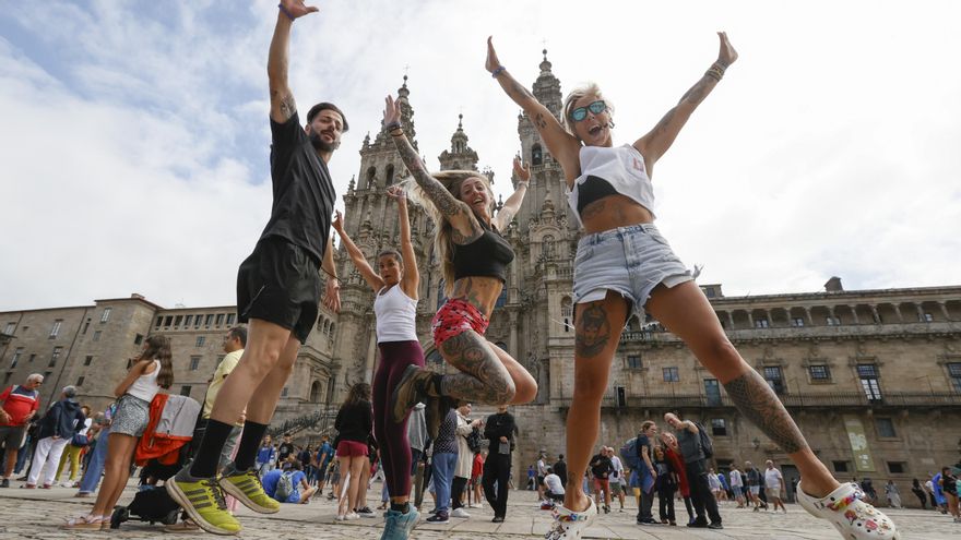 Nuevo paso del Ayuntamiento de Santiago contra el desborde turístico: un año sin apertura de nuevas tiendas de souvenirs