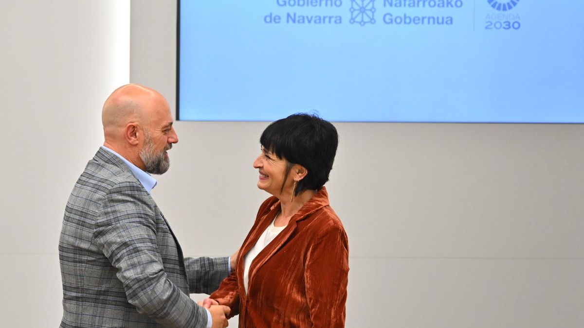 El consejero de Economía y Hacienda del Gobierno de Navarra, José Luis Arasti, con la portavoz parlamentaria de EH Bildu, Laura Azanal, en la firma de los presupuestos del 2025.