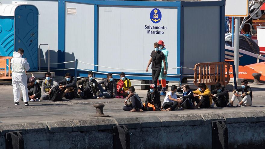 Muelle de Los Cristianos (Tenerife), donde este miércoles 15 de septiembre fueron trasladados 36 migrantes que iban a bordo de un cayuco localizado al suroeste de Tenerife.