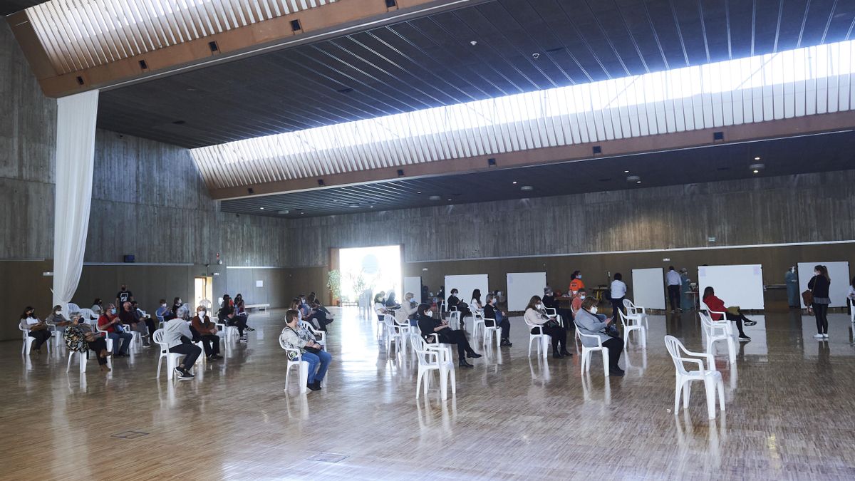 Archivo - Varias personas, en un dispositivo de vacunación masiva frente al Covid-19 en Santander