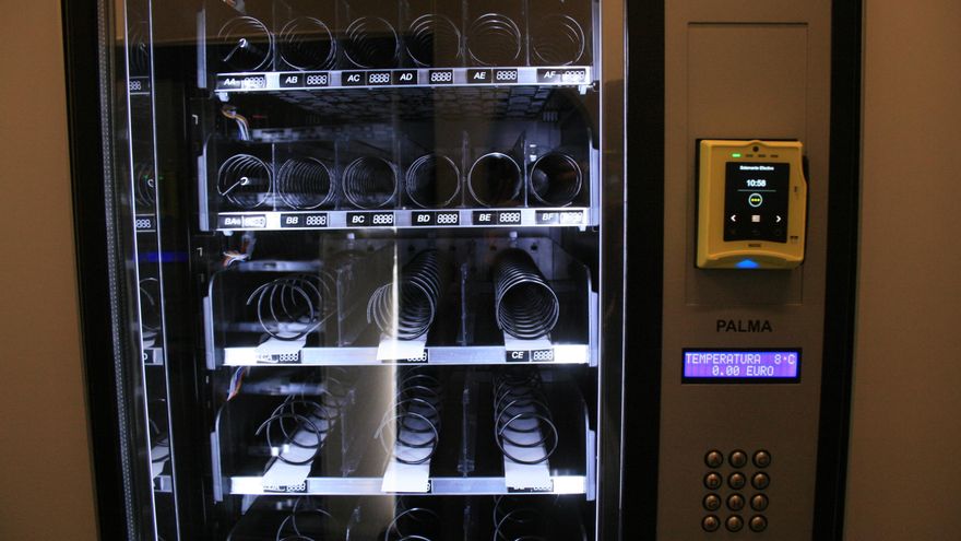 Las máquinas expendedoras que sustituyen a la cafetería aún están vacías