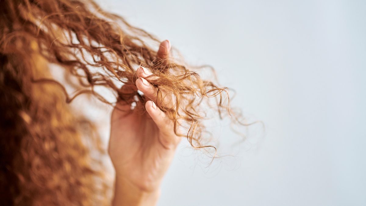 ¿Por qué cada vez se te cae más el pelo? La respuesta podría estar en tu rutina diaria