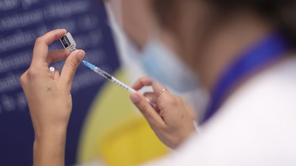 Archivo - Una sanitaria recarga una dosis de la vacuna contra la COVID-19