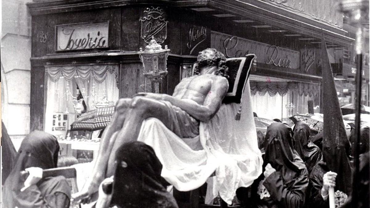 Inmovilismo, crisis y manifestación de amas de casa: la muy franquista primera Semana Santa de la Transición en Sevilla