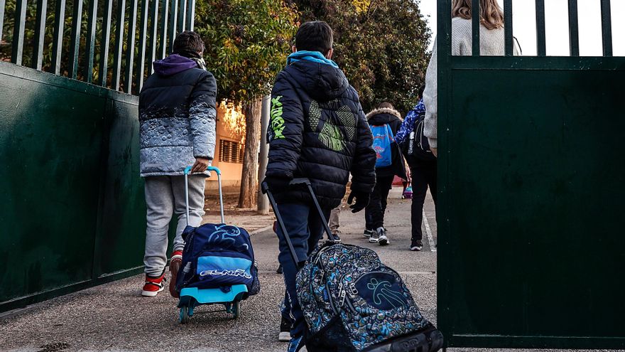 Niños asisten al colegio.