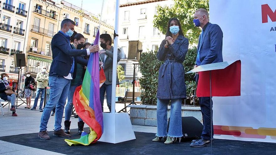 El Ayuntamiento de Madrid pagará 9.410 euros a un amigo de Villacís por la bandera arcoíris que duró 12 horas