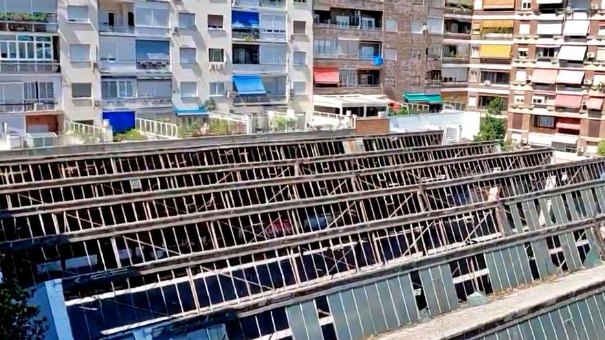 Alarma vecinal por la retirada de amianto en la supermanzana de Retiro mientras el Ayuntamiento evacúa a sus empleados