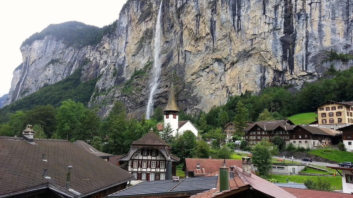 Tejados de Lauterbrunnen con Staubbach de fondo.