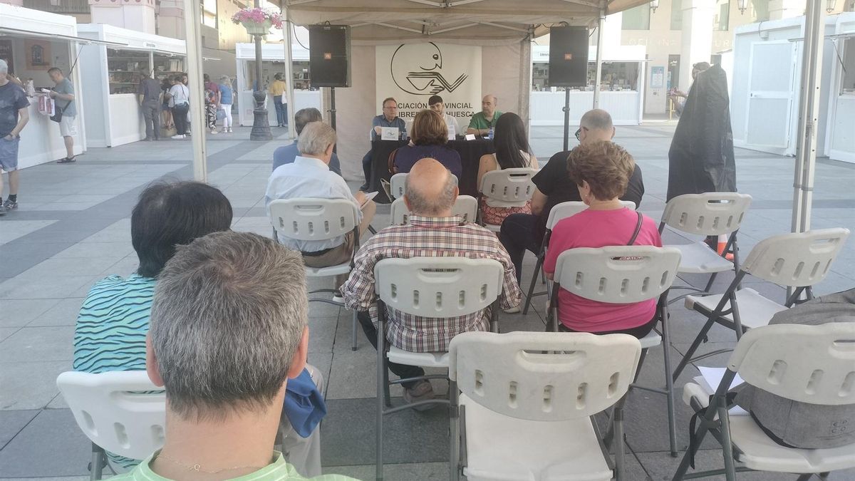 Presentacion del libro 'Charrando aragonés: La lengua aragonesa en su zona de uso predominante', en la Feria del Libro de Huesca.