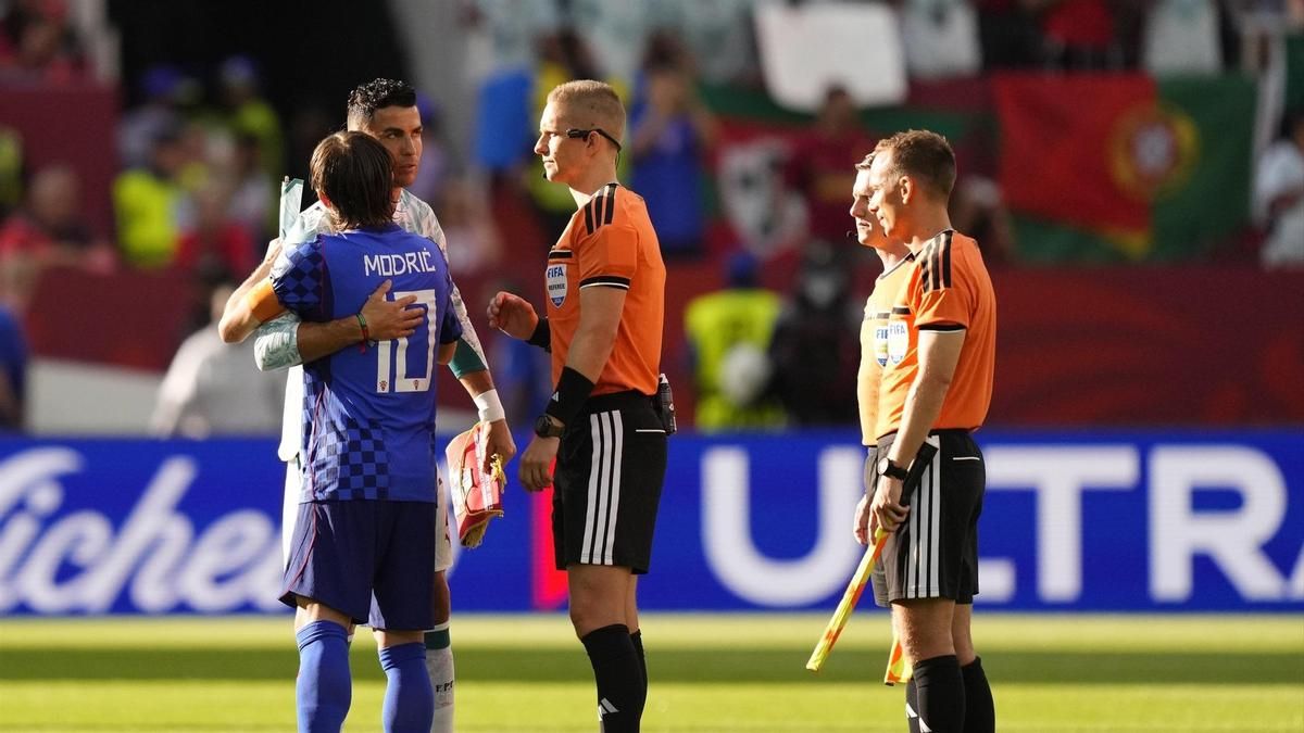 Modric y Cristiano se saludan, ante los árbitros del partido entre Croacia y Portugal.