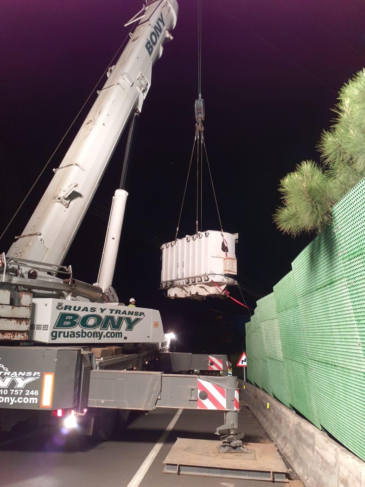 Un momento del proceso de retirada del transformador.