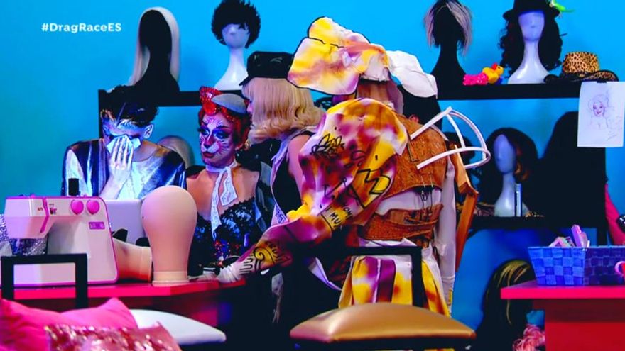 Sus compañeras arropan a Inti mientras se desmaquilla