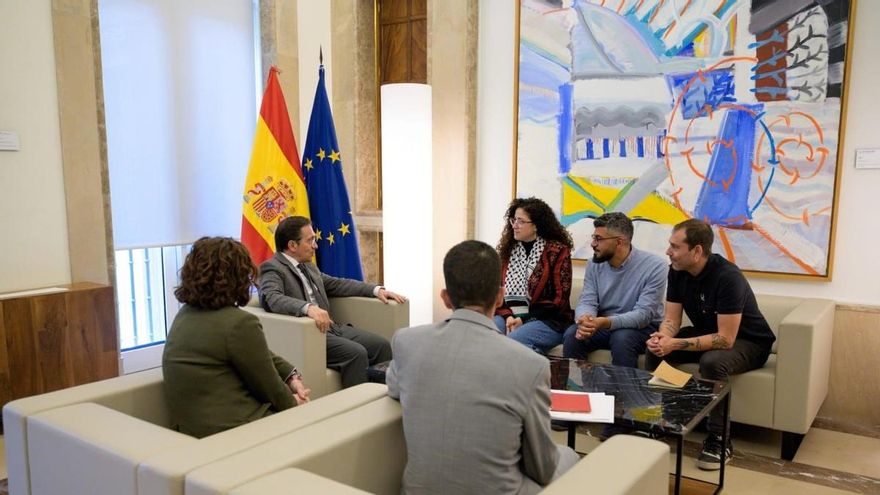 El ministro de Asuntos Exteriores, Unión Europea y Cooperación, José Manuel Albares, se reúne con la pareja de Saif Abukeshek.