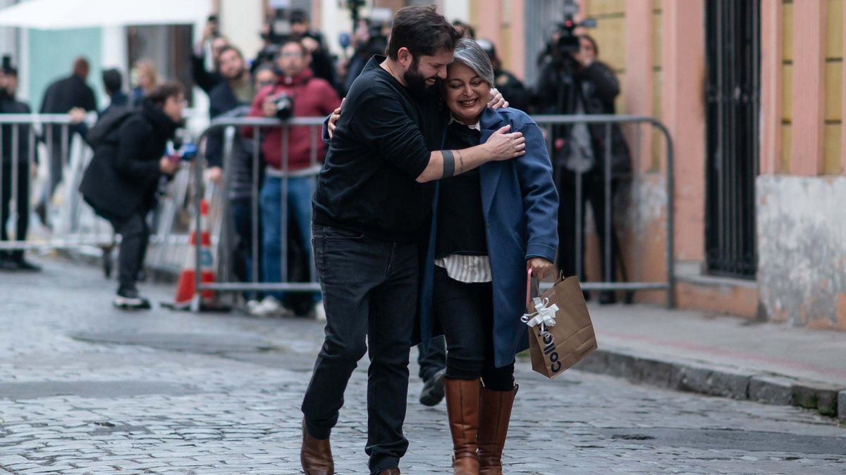 Gabriel Boric, presidente de Chile, junto a la candidata del PC, Jeannette Jara.