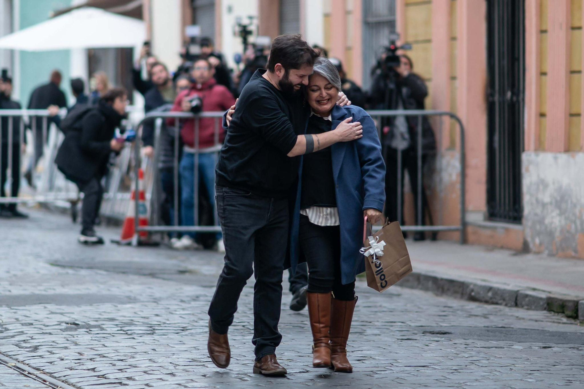 Gabriel Boric, presidente de Chile, junto a la candidata del PC, Jeannette Jara.
