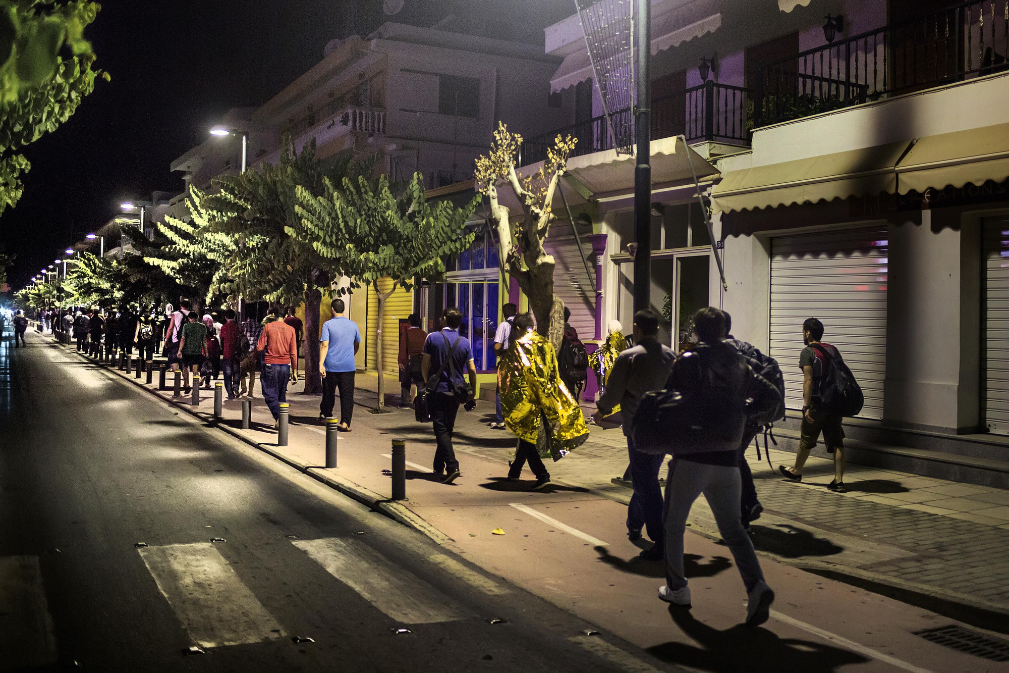 Un grupo de sirios se dirige hacia el Hotel Capitán Elías. Acaban de llegar hace escasas horas a Kos. El hotel, abandonado desde hace tiempo, ha sido el hogar de muchos de los refugiados que llegan a esta isla griega hasta que fue cerrado por las autoridades locales sin ofrecer otra alternativa de acogida. | Fotografía: Alessandro Penso/MSF.
