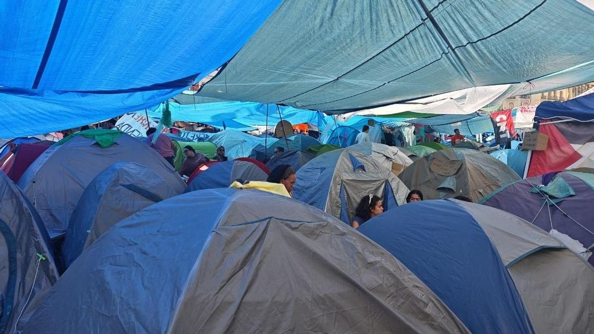 Apenas hay sitio ya en Sol: las tiendas de campaña llegan casi a los extremos de la plaza