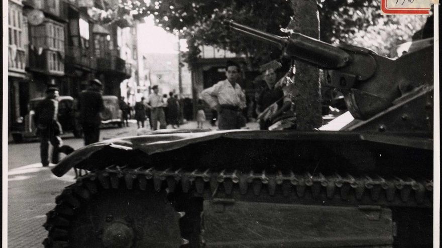 "Plaza Mayor con carros de asalto".