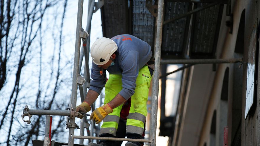 El Banco de España quiere que trabajes más años y que se sumen más inmigrantes al mercado laboral