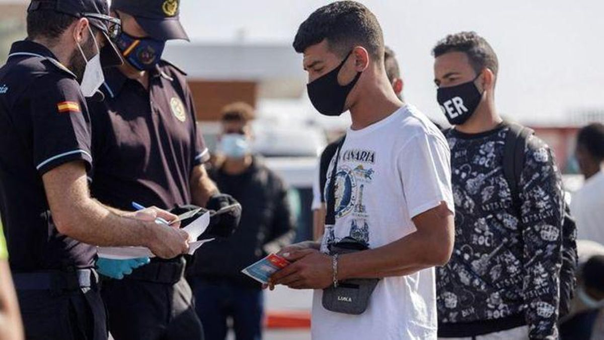 Miembros de la Policía nacional piden los papeles a inmigrantes de origen magrebí.